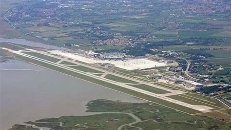 distanza aeroporto venezia negozio fendi venezia|Esplora l'area commerciale dell'Aeroporto di Venezia: pronto a .